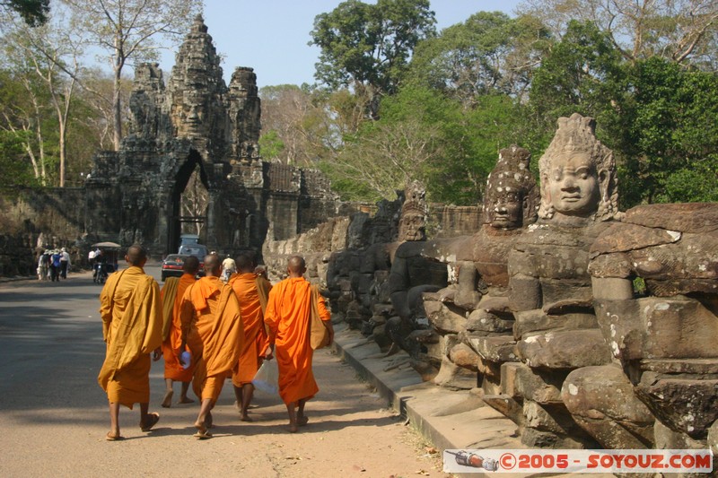 Angkor Thom - South Gate et bonzes
Mots-clés: patrimoine unesco Ruines
