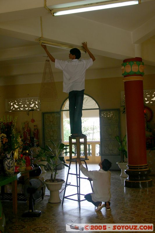 Saigon - Bao thap Xa Loi - The right way to change a light...
Mots-clés: Vietnam HÃ´-Chi-Minh-Ville Ho Chi Minh Boudhiste Pagode