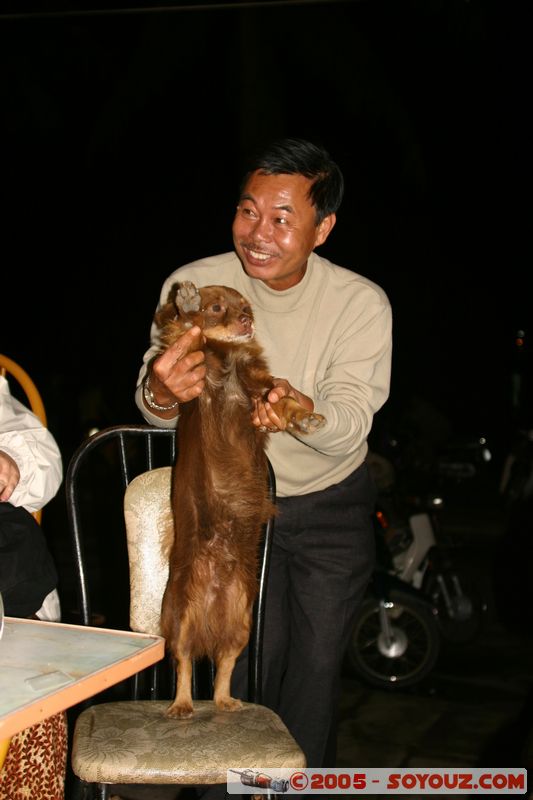 Hoi An - The owner of Cafe des Amis
Mots-clés: Vietnam Hoi An animals chien Nuit