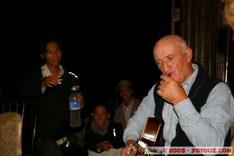 Hoi An - John playing au Cafe des Amis
Mots-clés: Vietnam Hoi An Nuit