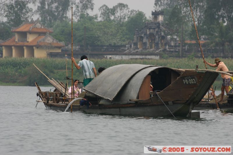 Perfume River - Sand-dredging boat
Mots-clés: Vietnam bateau personnes