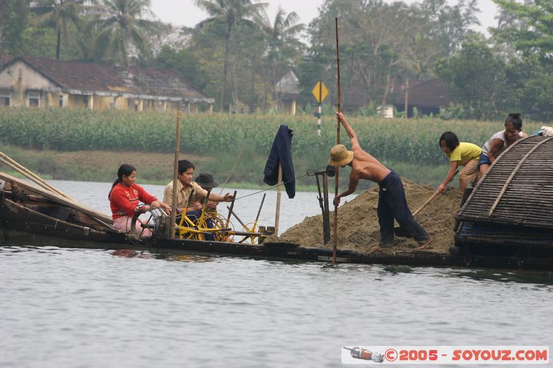 Perfume River - Sand-dredging boat
Mots-clés: Vietnam bateau personnes