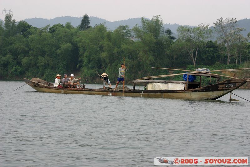 Perfume River - Sand-dredging boat
Mots-clés: Vietnam bateau personnes