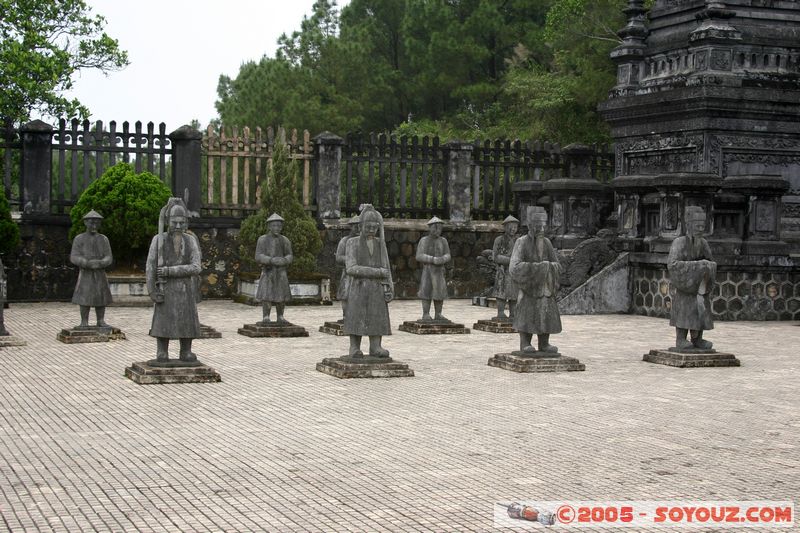 Tomb of Khai Dinh - mandarins statues
Mots-clés: Vietnam cimetiere statue