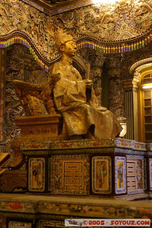 Tomb of Khai Dinh - Statue of the king
Mots-clés: Vietnam cimetiere statue