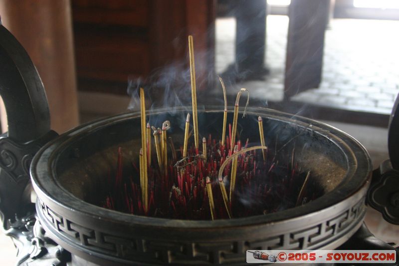 Hanoi - Temple of Literature (Confucius) - Incense burning
