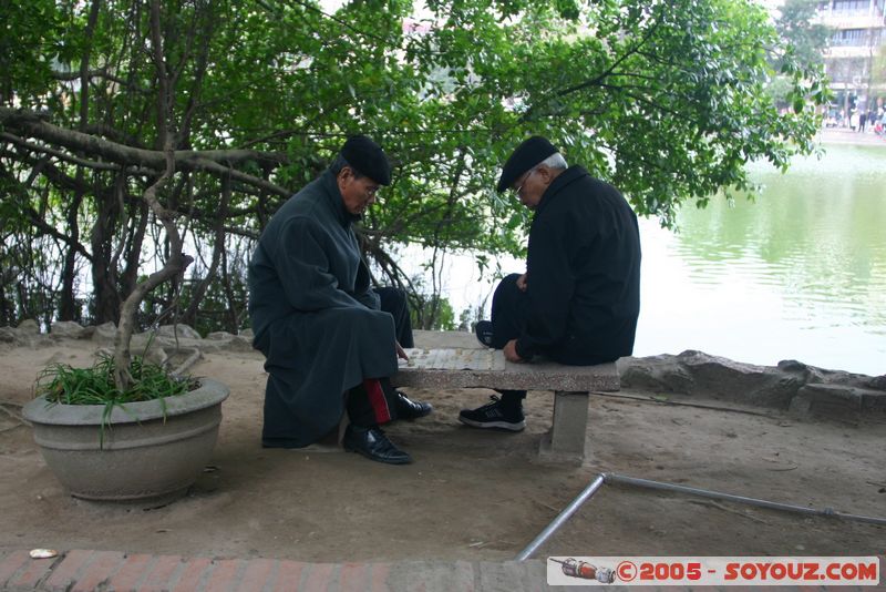 Hanoi - Ngoc Son Temple - Men playing chinese chess
Mots-clés: Vietnam personnes sport