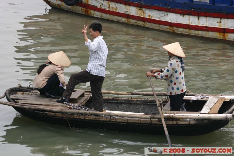 Halong Bay - Halong City Harbour
Mots-clés: Vietnam mer Port bateau personnes