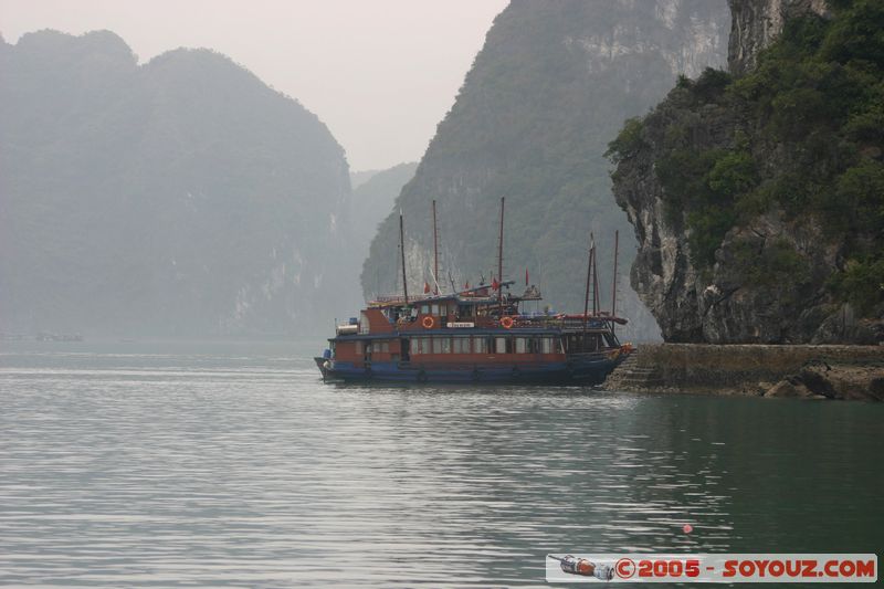 Halong Bay
Mots-clés: Vietnam patrimoine unesco mer brume bateau
