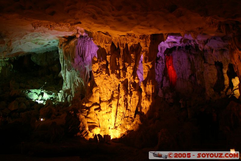 Halong Bay - Sung Sot Caves (Grotte des Surprises)
Mots-clés: Vietnam patrimoine unesco grotte