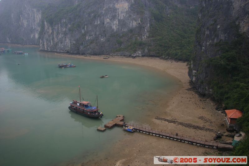 Halong Bay - View from Sung Sot Caves (Grotte des Surprises)
Mots-clés: Vietnam patrimoine unesco mer brume bateau