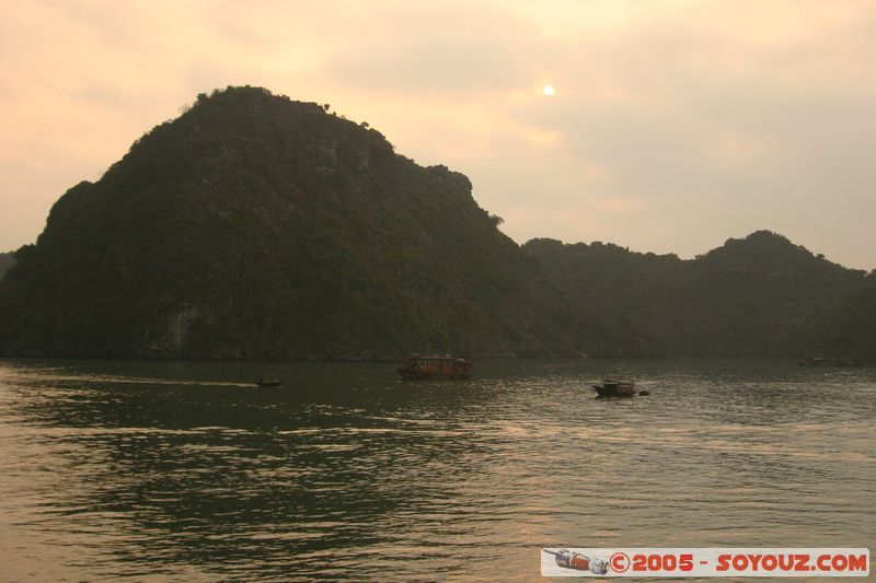 Halong Bay - Cat Ba Island - Sunset
Mots-clés: Vietnam patrimoine unesco mer brume sunset