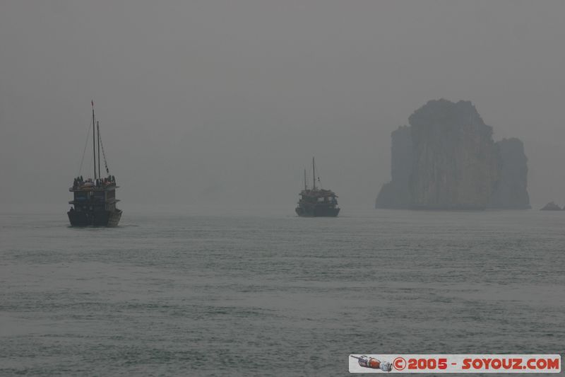 Halong Bay
Mots-clés: Vietnam patrimoine unesco mer brume bateau