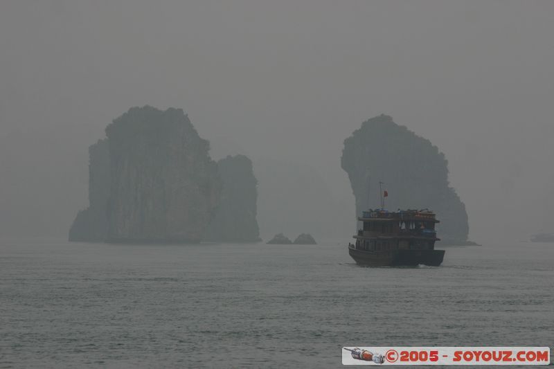 Halong Bay
Mots-clés: Vietnam patrimoine unesco mer brume bateau