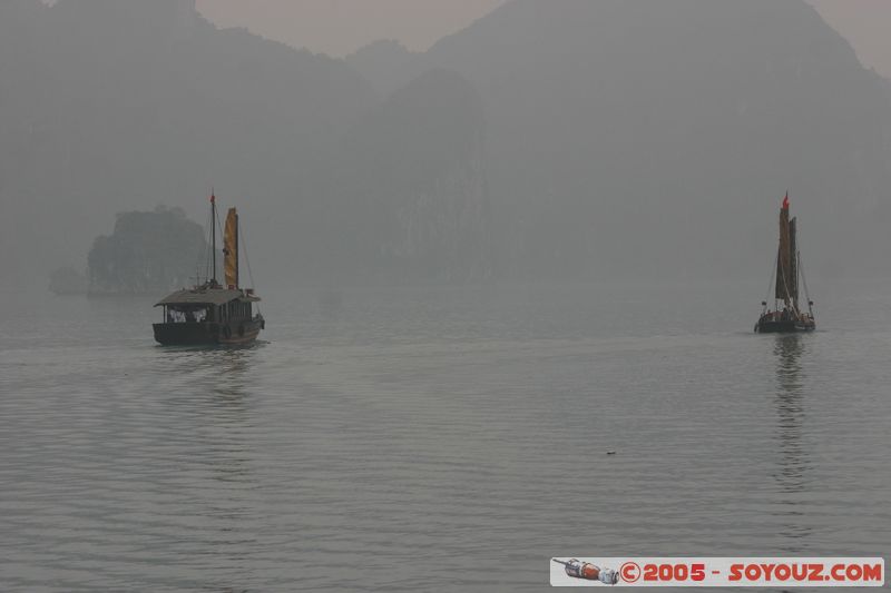 Halong Bay
Mots-clés: Vietnam patrimoine unesco mer brume bateau