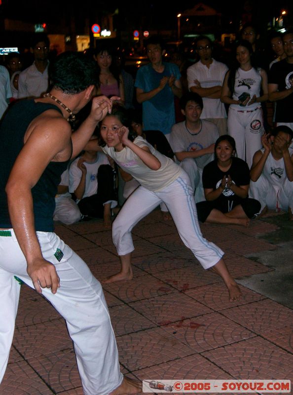 capoeira demonstration in Bangsar
Mots-clés: Central Market Dataran Merdeka Federal Territory Kuala Lumpur Malaysia Masjid Negara Menara Petronas Twin Towers Twin Towers