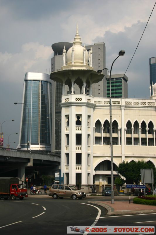 L'ancienne gare
Old train station
Mots-clés: Central Market Dataran Merdeka Federal Territory Kuala Lumpur Malaysia Masjid Negara Menara Petronas Twin Towers Twin Towers