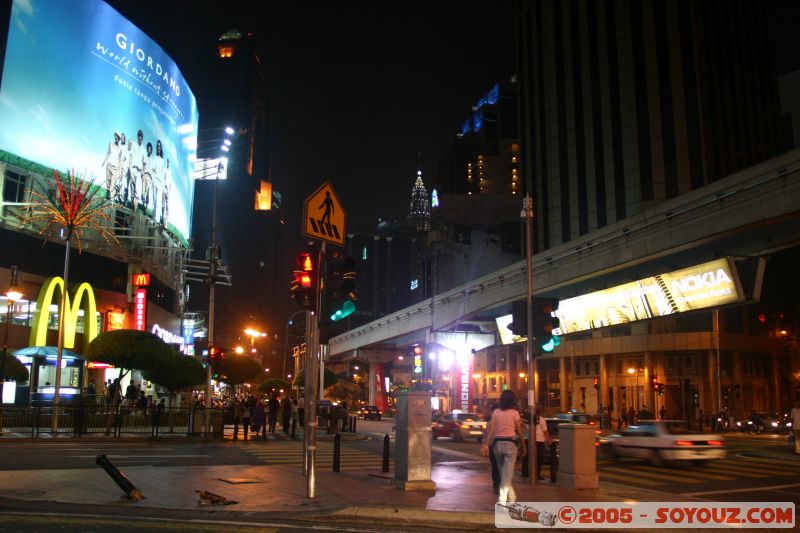 Vue de nuit du quartier Golden Triangle
night view of the Golden Triangle area
Mots-clés: Central Market Dataran Merdeka Federal Territory Kuala Lumpur Malaysia Masjid Negara Menara Petronas Twin Towers Twin Towers
