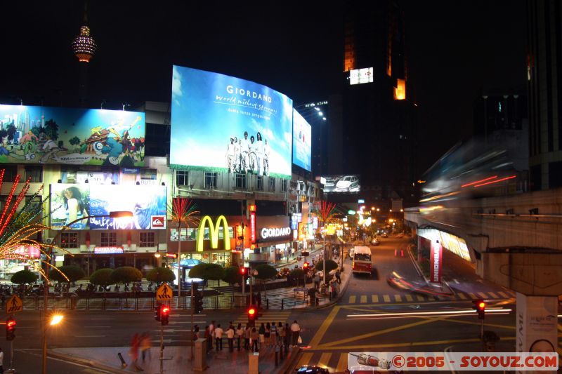 Vue de nuit du quartier Golden Triangle
night view of the Golden Triangle area
Mots-clés: Central Market Dataran Merdeka Federal Territory Kuala Lumpur Malaysia Masjid Negara Menara Petronas Twin Towers Twin Towers