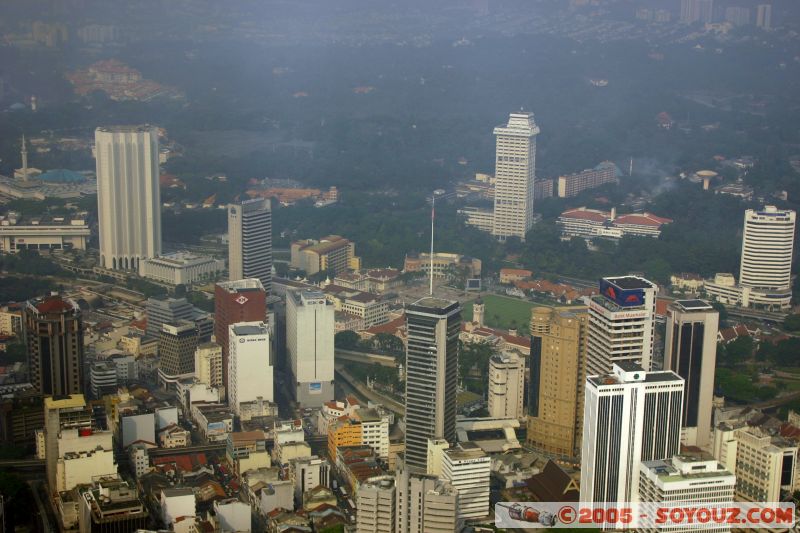 Vue depuis la plateforme d'observation de la KL Tower (276 m)
View from KL Tower's public observation platform (276 m)
Mots-clés: Central Market Dataran Merdeka Federal Territory Kuala Lumpur Malaysia Masjid Negara Menara Petronas Twin Towers Twin Towers