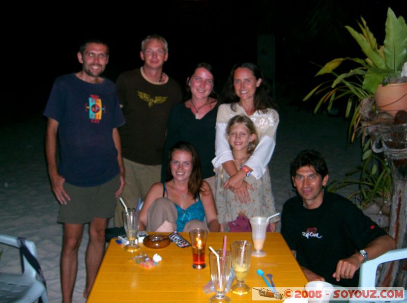 I, Kevin, Amy, Kenza, Lydie, ?, Kenza, Marco
never let people take pictures for you.. They are always blurry...
Mots-clés: Kecil Malaysia Perhentian Islands beach diving paradis paradise plongés scuba