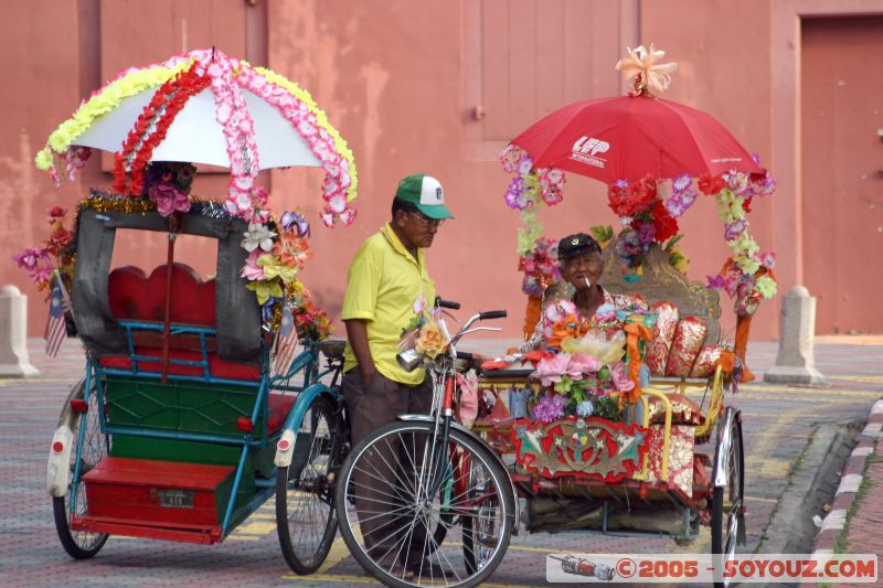 Trishaw drivers
Mots-clés: A Famosa Cheng Hoon Teng Dutch Square Independence Malacca Malaysia Melaka Saint Francis Xavier