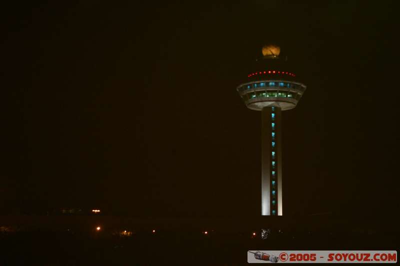 Changi Airport Control Tower
40 000e photo prise avec mon EOS300D depuis le d�but de mon voyage.
The 40 000th picture taken with my EOS300D since the beginning of my trip.
