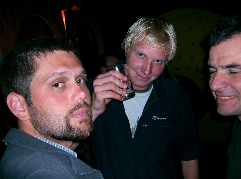 En boite à Agua Caliente avec Rogier
Repos à l'arrivé du trek.
Anglais - Hollandais - Agua Caliente (Pérou) - Aout 2004
