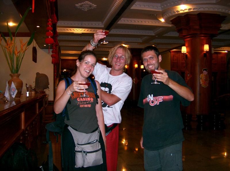Marion et René
Compagnons de galère, à la recherche d'un hôtel à Siem Reap lors de la fête du nouvel an chinois.
Hollandais - Siem Reap (Cambodge) - Février 2005
