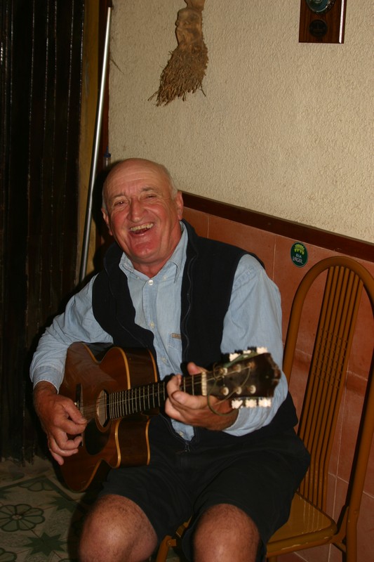 John
Rencontré à Hoi An, très bon musicien.
Australien - Hoi An (Vietnam) - Mars 2005
