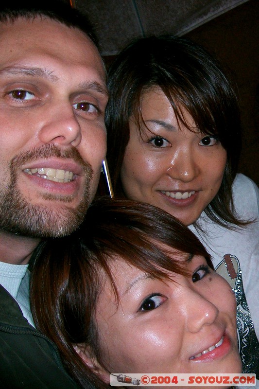 Sachiho et Kaori
Deux japonaises rencontrées à Dunedin en Nouvelle-Zelande, nous partagions le même hôtel.
Nous nous sommes rencontrés à nouveau lors de mon voyage au Japon.
Japonaises - Tokyo (Japon) - Octobre 2006
