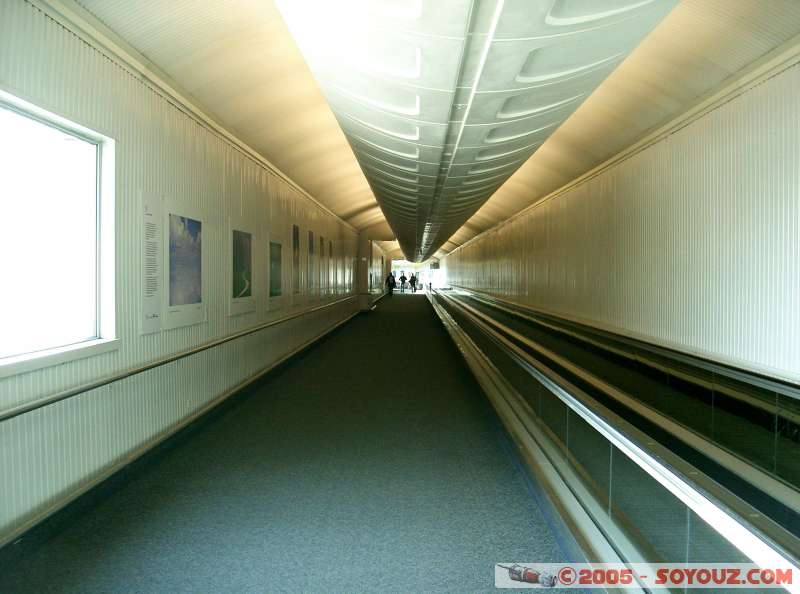 1er mai 2005 - Provenance Singapour - Destination Geneve
May 1st 2005 - Arrival from Singapore - Destination Geneve
M�me couloir que 363 jours avant, retour � la case d�part.
Same corridor than 363 days ago, back to the origin point.
