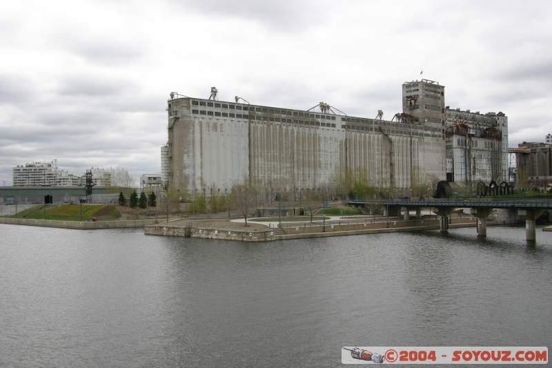 Ancien silos � grains
Le Silos #5 a été transformé en instrument de musique. Vous pouvez joué avec sur le site du [url=http://www.silophone.net/]Silophone[/url]
