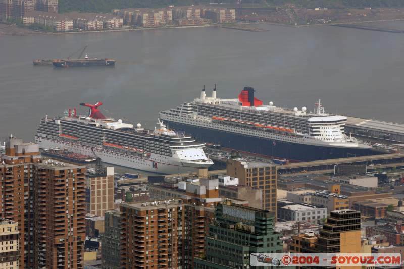 Le Queen Mary II
La 1er fois que je l'avais vu c'était dans le port de St Nazaire juste avant son inauguration!
