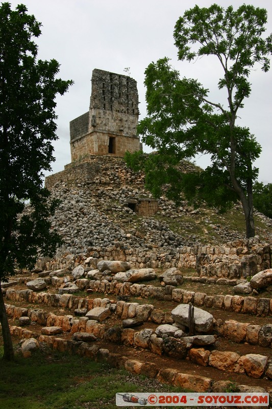 Labna - Piramide
Mots-clés: Ruines Maya