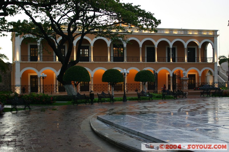 Campeche - Biblioteca
Mots-clés: patrimoine unesco orage sunset