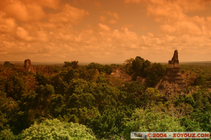 Vue sur les temples II et I depuis temple V
