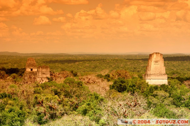 Vue sur les temples I, II et III depuis temple IV
Cette vue a t utilis dans Star Wars Episode IV pour figur la plante Yavin 4 avec les temples Massassi refuge des Rebelles (site  [url=http://www.starwars.com/databank/location/massassitemple/?id=bts]Star Wars[/url])
