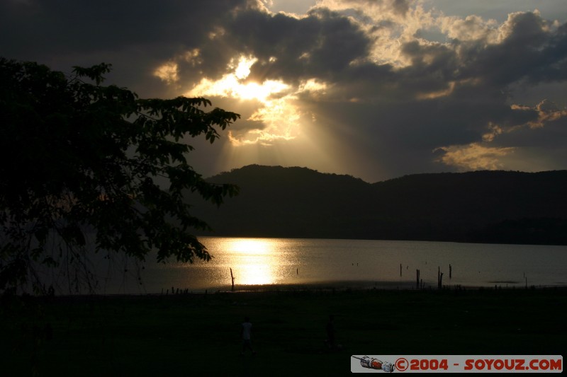 Couch de Soleil sur le lac Peten Itza
