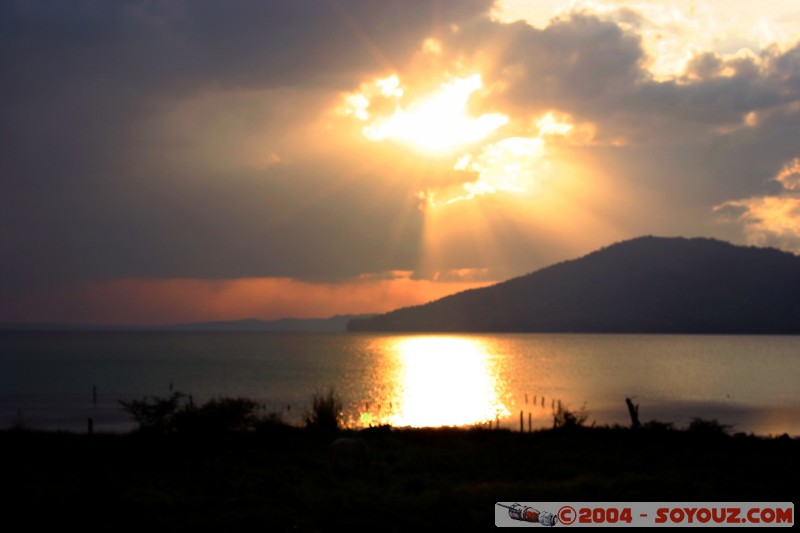 Couch de Soleil sur le lac Peten Itza
