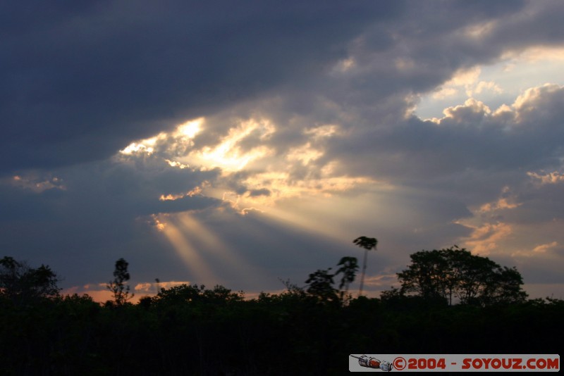 Couch de Soleil sur le lac Peten Itza
