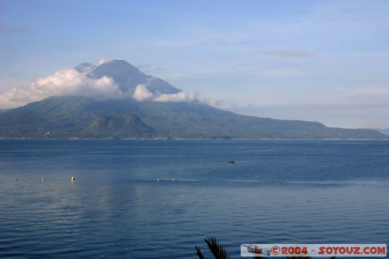 Volcano Toliman et derrire le volcan Atitlan (3535m)
