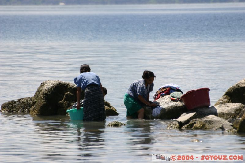 Femmes lavant le linge
