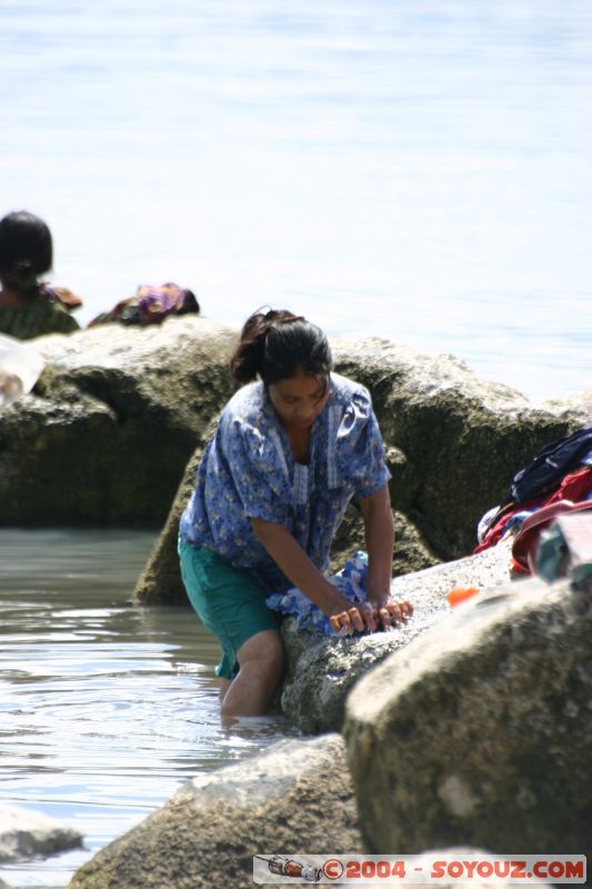 Femmes lavant le linge
