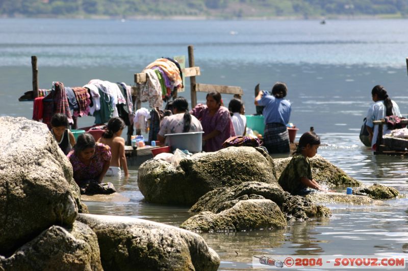 Femmes lavant le linge
