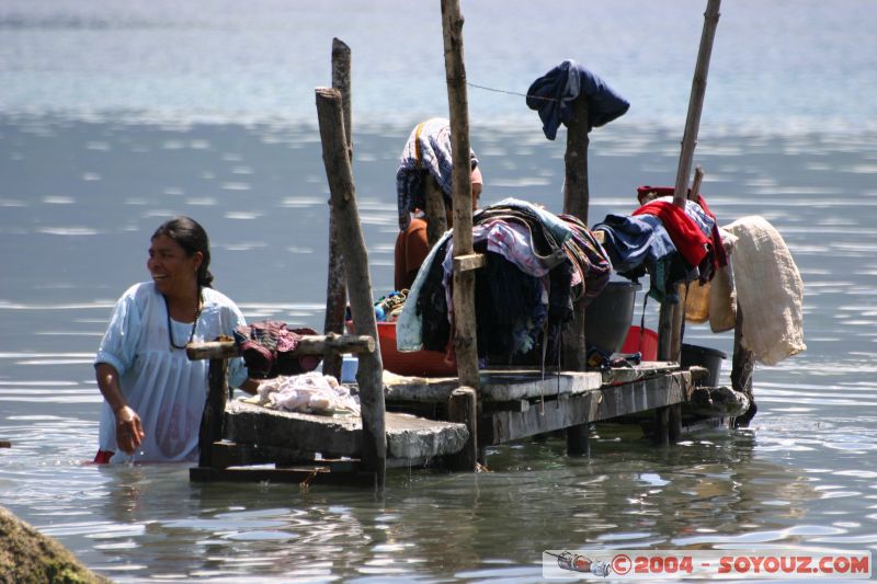 Femmes lavant le linge
