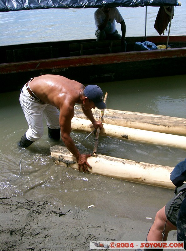 Rio Napo - Construction d'un radeau en balsa
Mots-clés: Ecuador Riviere bateau