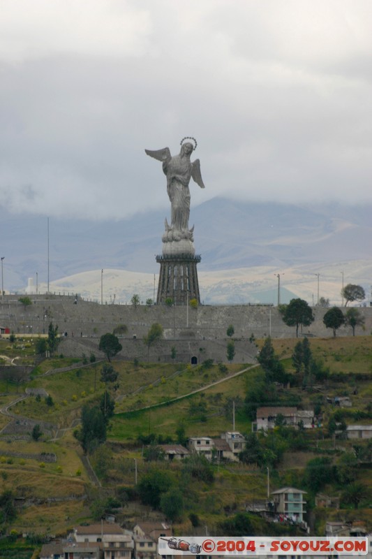 Quito - Basilica del Sagrado Voto Nacional - vue sur La Virgen de Quito
Mots-clés: Ecuador Eglise