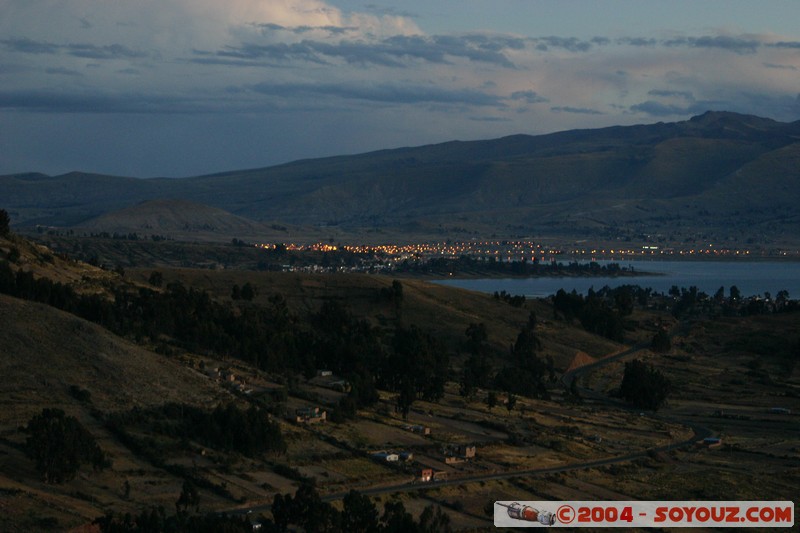 Vue sur Yunguyo depuis Cerro Calvario
Mots-clés: sunset Nuit Lac