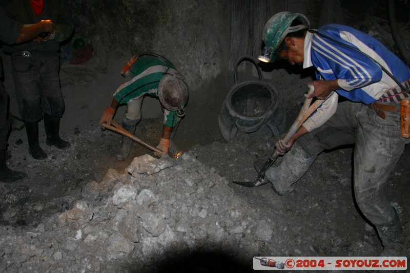 Cerro Rico - Mina Candelaria
Mots-clés: Mine grotte Mineurs personnes